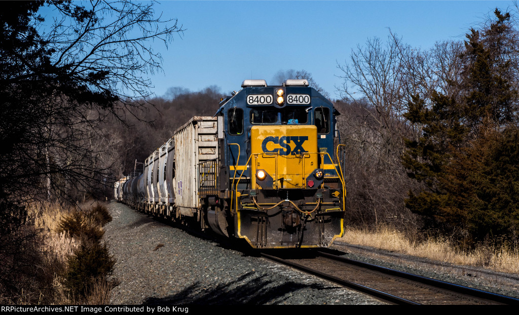 CSX 8400 leads southbound manifest freight